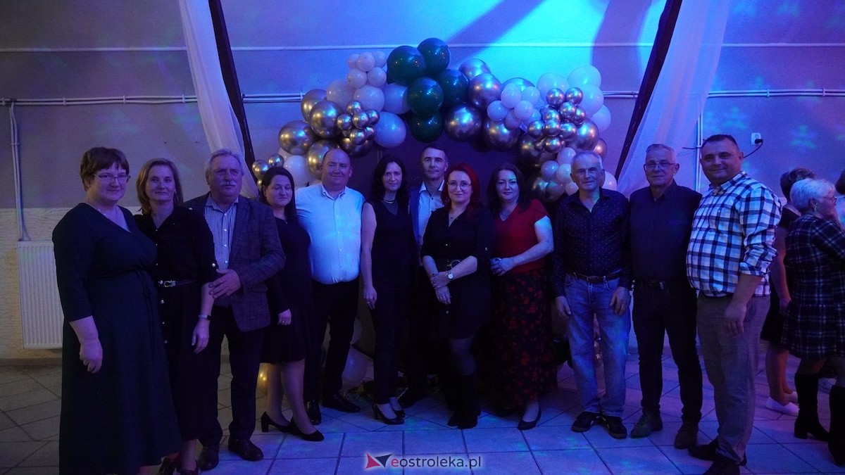 Potańcówka jak za dawnych lat i...  sto lat dla wójta Grali! Seniorzy rozgrzali parkiet w Zabielu [16.10.2025] - zdjęcie #9 - eOstroleka.pl