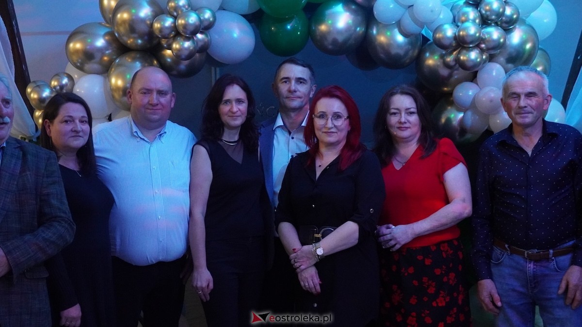 Potańcówka jak za dawnych lat i...  sto lat dla wójta Grali! Seniorzy rozgrzali parkiet w Zabielu [16.10.2025] - zdjęcie #6 - eOstroleka.pl