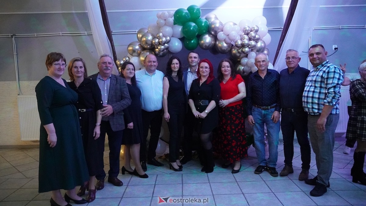 Potańcówka jak za dawnych lat i...  sto lat dla wójta Grali! Seniorzy rozgrzali parkiet w Zabielu [16.10.2025] - zdjęcie #4 - eOstroleka.pl