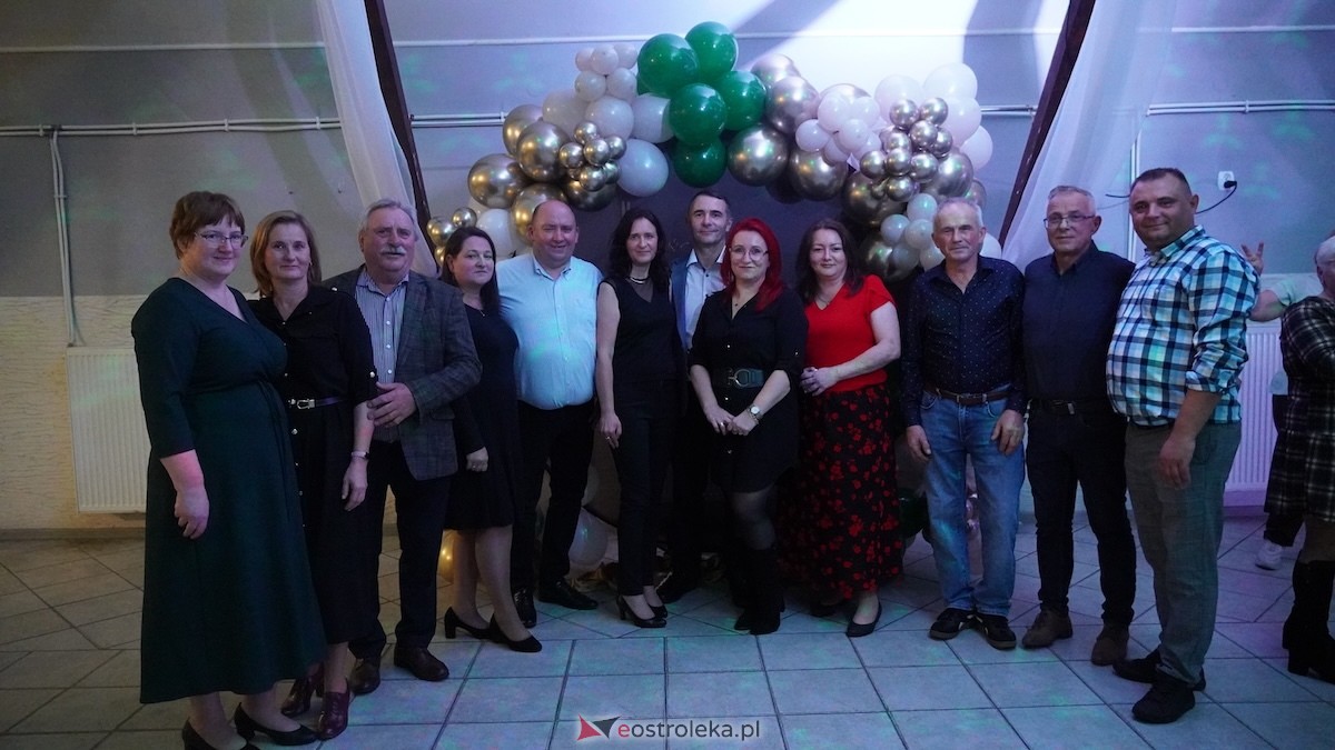 Potańcówka jak za dawnych lat i...  sto lat dla wójta Grali! Seniorzy rozgrzali parkiet w Zabielu [16.10.2025] - zdjęcie #2 - eOstroleka.pl