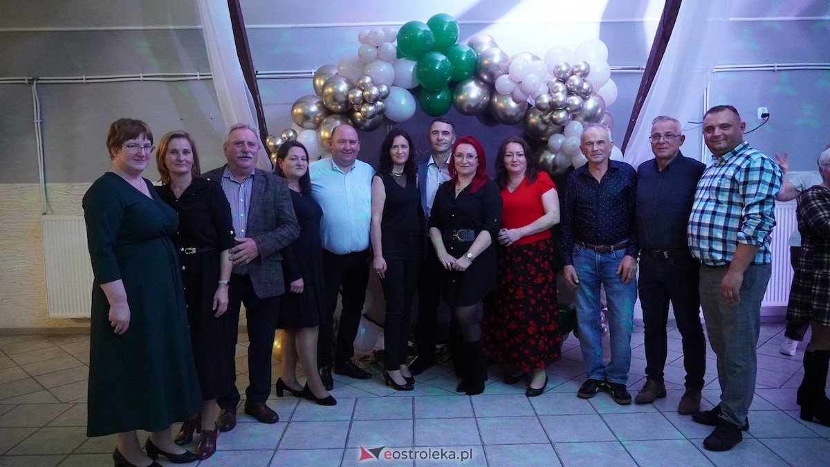 Potańcówka jak za dawnych lat i...  sto lat dla wójta Grali! Seniorzy rozgrzali parkiet w Zabielu [16.10.2025] - zdjęcie #1 - eOstroleka.pl