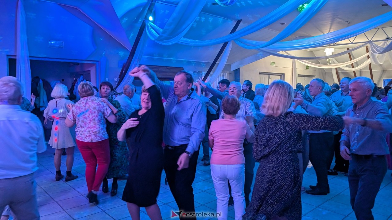Potańcówka jak za dawnych lat i...  sto lat dla wójta Grali! Seniorzy rozgrzali parkiet w Zabielu [16.10.2025] - zdjęcie #60 - eOstroleka.pl