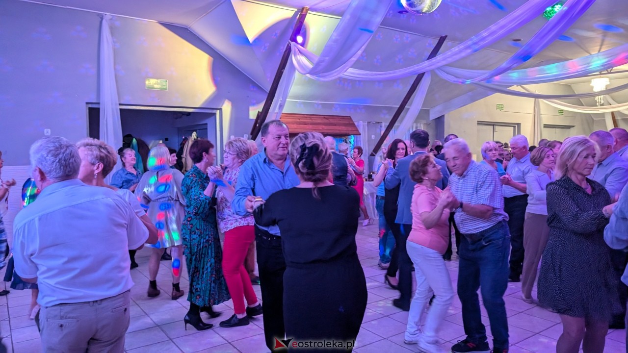 Potańcówka jak za dawnych lat i...  sto lat dla wójta Grali! Seniorzy rozgrzali parkiet w Zabielu [16.10.2025] - zdjęcie #59 - eOstroleka.pl