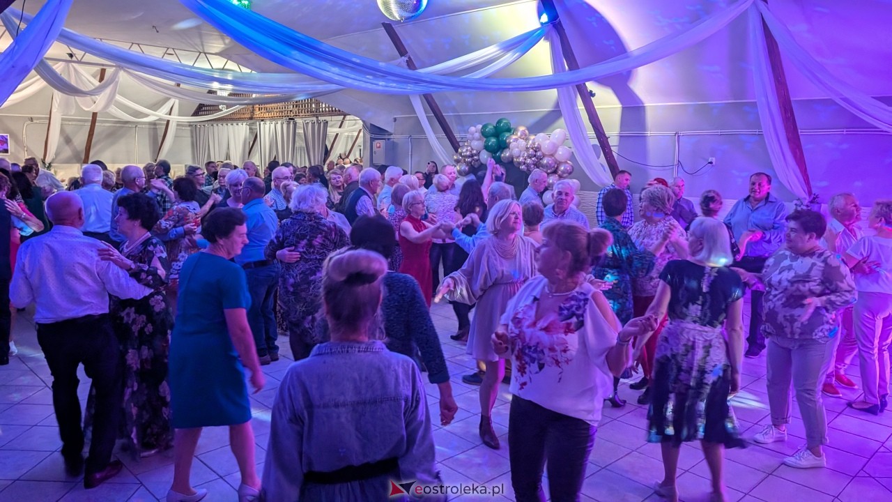 Potańcówka jak za dawnych lat i...  sto lat dla wójta Grali! Seniorzy rozgrzali parkiet w Zabielu [16.10.2025] - zdjęcie #58 - eOstroleka.pl