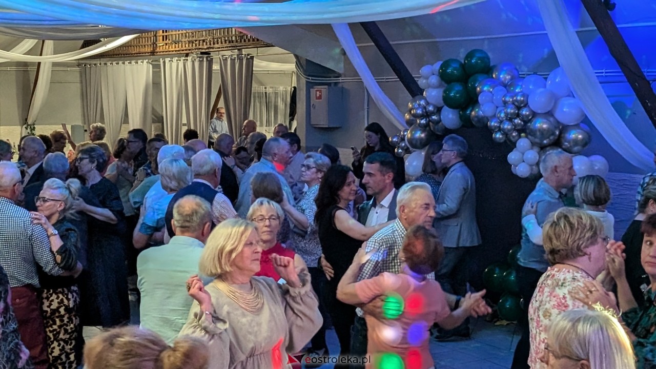 Potańcówka jak za dawnych lat i...  sto lat dla wójta Grali! Seniorzy rozgrzali parkiet w Zabielu [16.10.2025] - zdjęcie #57 - eOstroleka.pl
