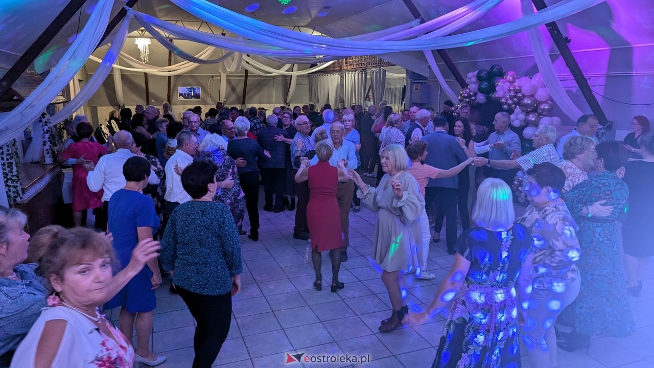 Potańcówka jak za dawnych lat i...  sto lat dla wójta Grali! Seniorzy rozgrzali parkiet w Zabielu [16.10.2025] - zdjęcie #56 - eOstroleka.pl