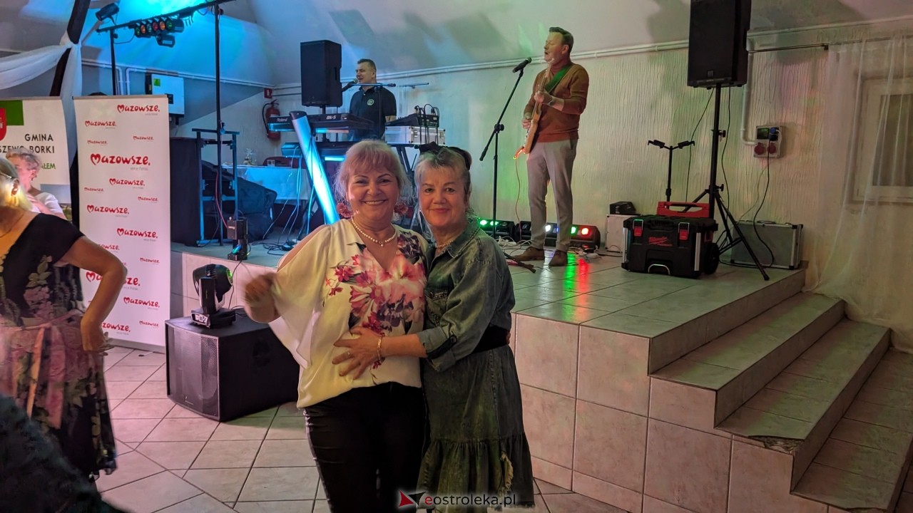 Potańcówka jak za dawnych lat i...  sto lat dla wójta Grali! Seniorzy rozgrzali parkiet w Zabielu [16.10.2025] - zdjęcie #55 - eOstroleka.pl