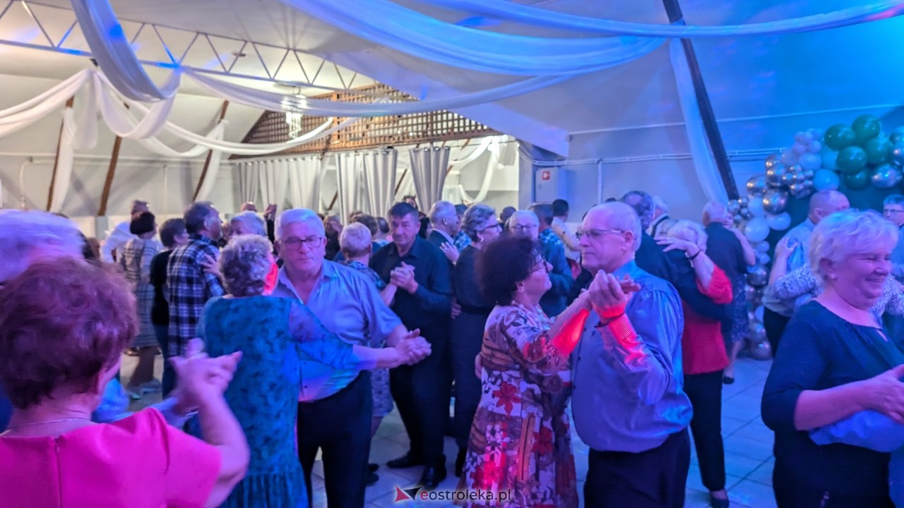 Potańcówka jak za dawnych lat i...  sto lat dla wójta Grali! Seniorzy rozgrzali parkiet w Zabielu [16.10.2025] - zdjęcie #54 - eOstroleka.pl