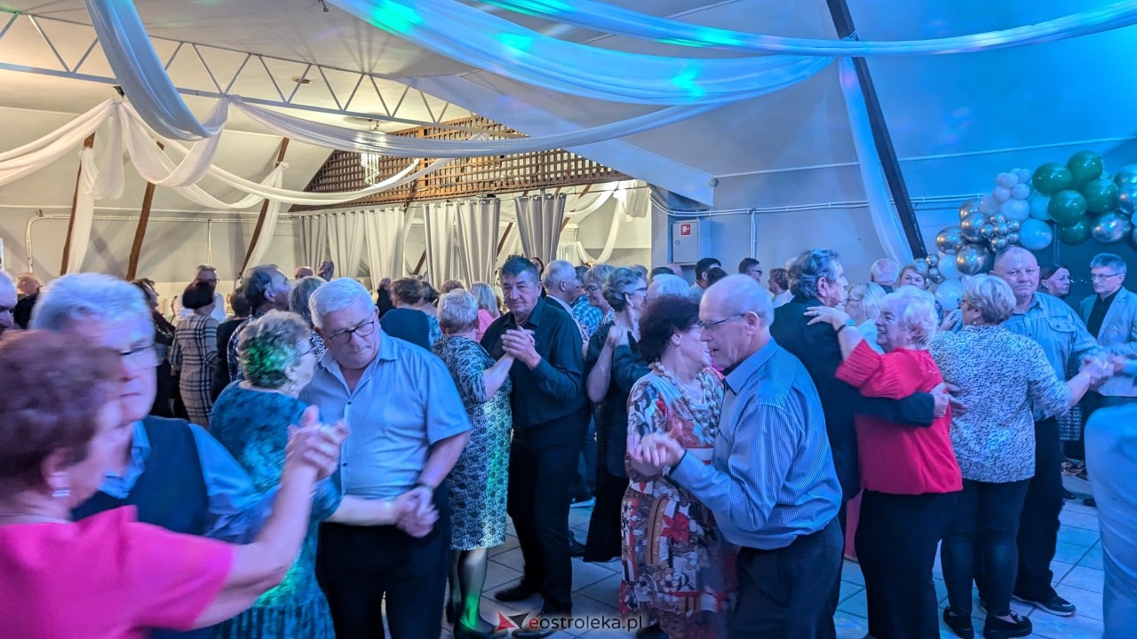 Potańcówka jak za dawnych lat i...  sto lat dla wójta Grali! Seniorzy rozgrzali parkiet w Zabielu [16.10.2025] - zdjęcie #53 - eOstroleka.pl