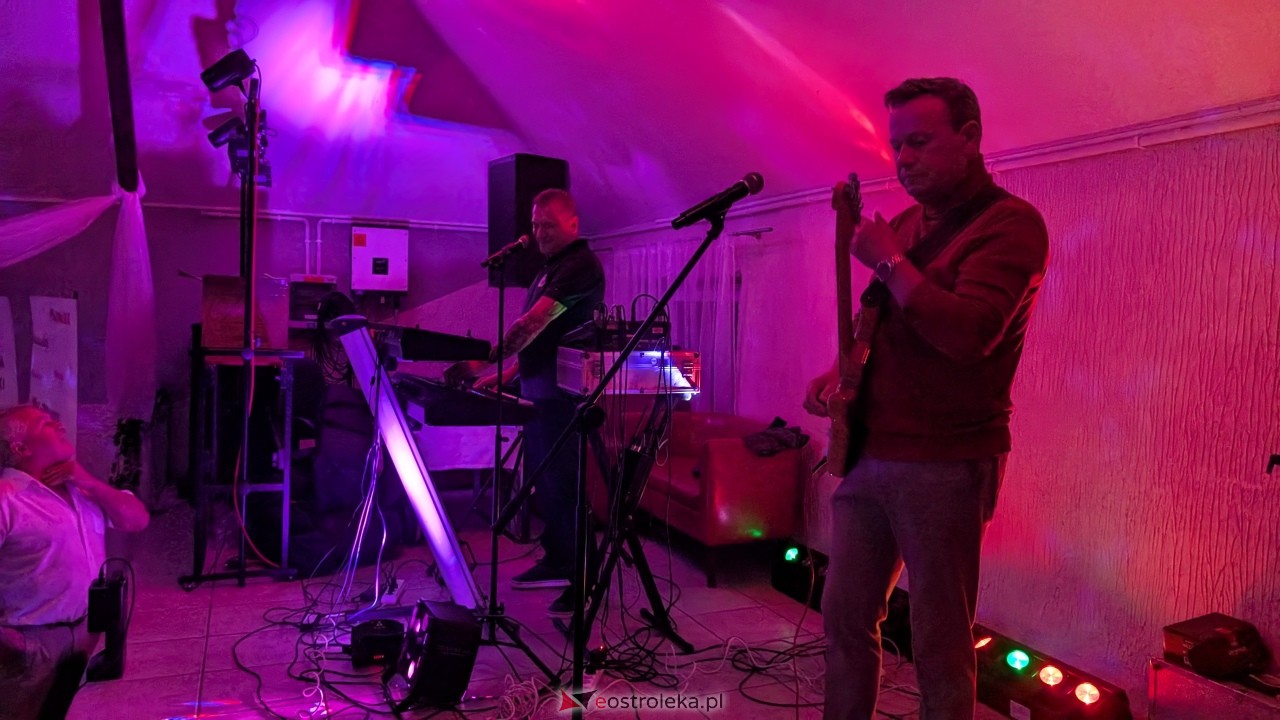 Potańcówka jak za dawnych lat i...  sto lat dla wójta Grali! Seniorzy rozgrzali parkiet w Zabielu [16.10.2025] - zdjęcie #52 - eOstroleka.pl