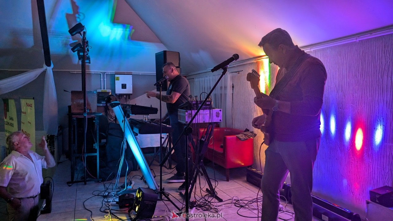 Potańcówka jak za dawnych lat i...  sto lat dla wójta Grali! Seniorzy rozgrzali parkiet w Zabielu [16.10.2025] - zdjęcie #51 - eOstroleka.pl