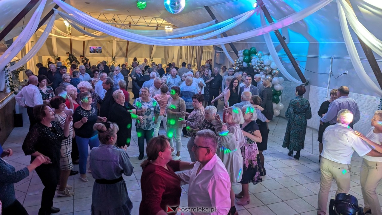 Potańcówka jak za dawnych lat i...  sto lat dla wójta Grali! Seniorzy rozgrzali parkiet w Zabielu [16.10.2025] - zdjęcie #50 - eOstroleka.pl