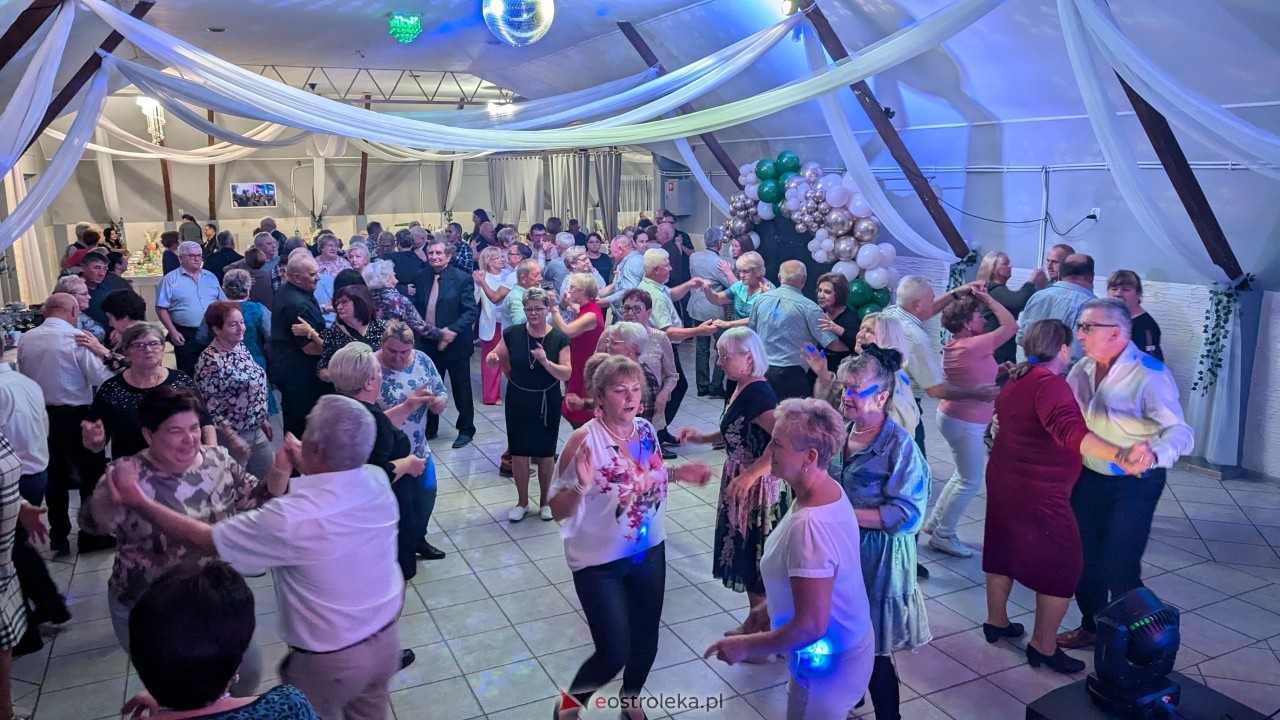 Potańcówka jak za dawnych lat i...  sto lat dla wójta Grali! Seniorzy rozgrzali parkiet w Zabielu [16.10.2025] - zdjęcie #49 - eOstroleka.pl