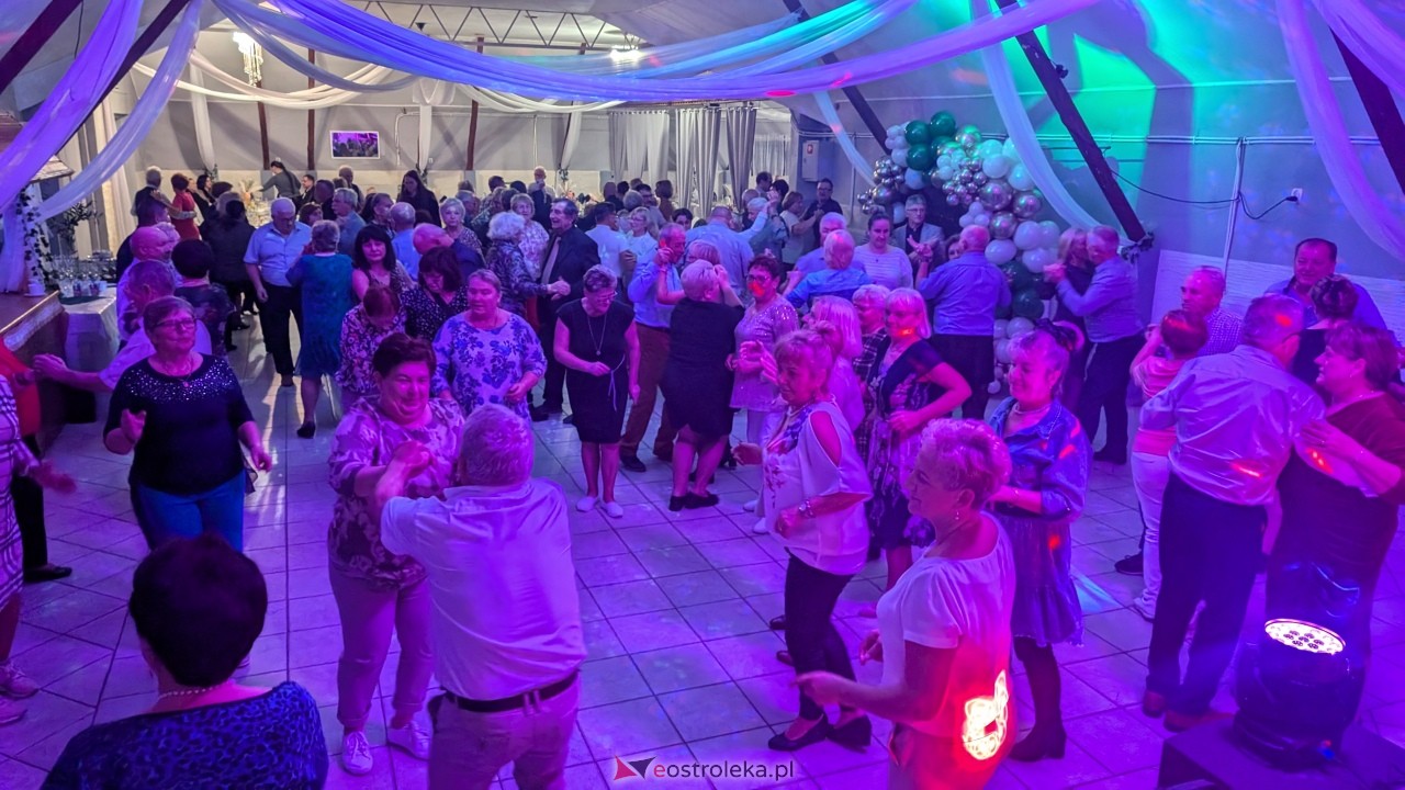 Potańcówka jak za dawnych lat i...  sto lat dla wójta Grali! Seniorzy rozgrzali parkiet w Zabielu [16.10.2025] - zdjęcie #48 - eOstroleka.pl