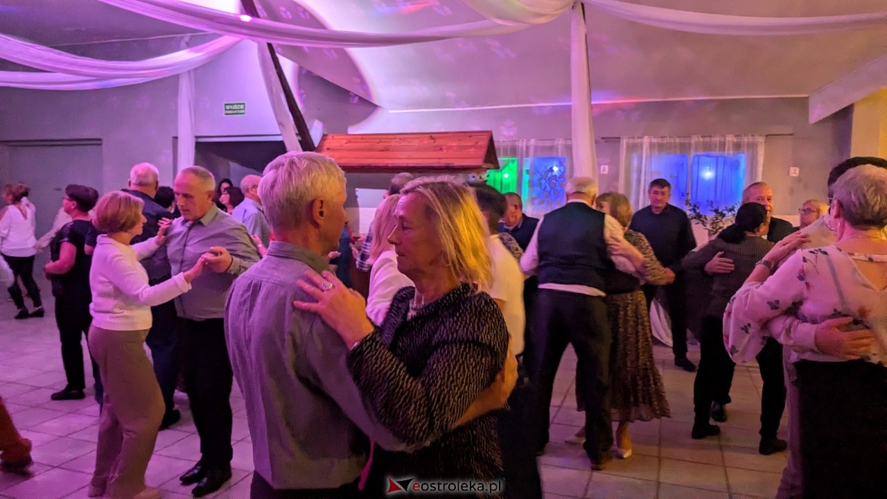 Potańcówka jak za dawnych lat i...  sto lat dla wójta Grali! Seniorzy rozgrzali parkiet w Zabielu [16.10.2025] - zdjęcie #46 - eOstroleka.pl
