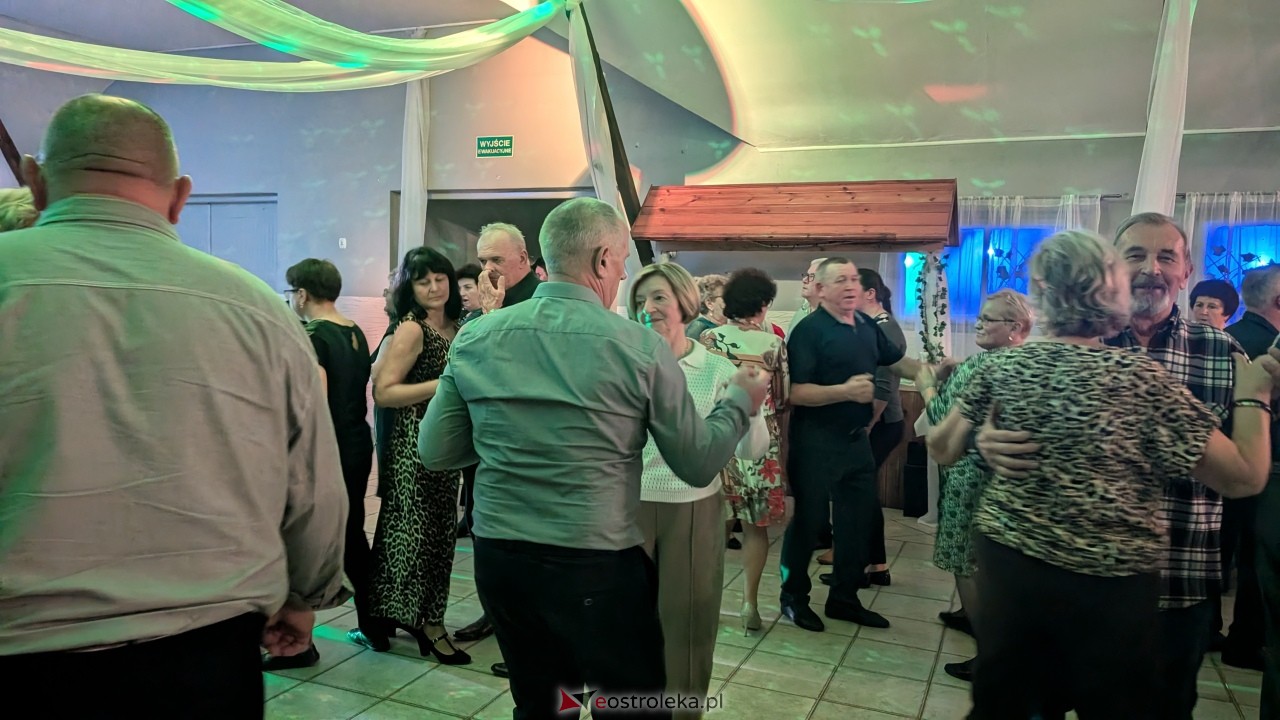 Potańcówka jak za dawnych lat i...  sto lat dla wójta Grali! Seniorzy rozgrzali parkiet w Zabielu [16.10.2025] - zdjęcie #45 - eOstroleka.pl