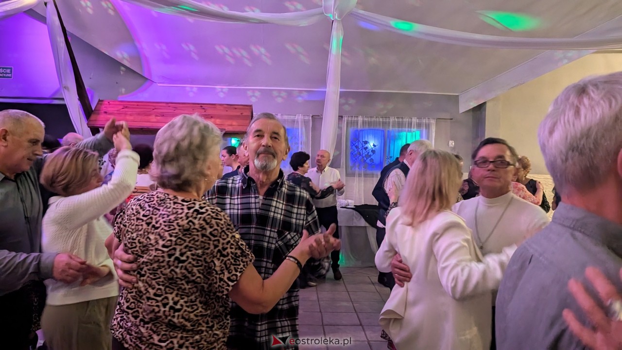 Potańcówka jak za dawnych lat i...  sto lat dla wójta Grali! Seniorzy rozgrzali parkiet w Zabielu [16.10.2025] - zdjęcie #44 - eOstroleka.pl