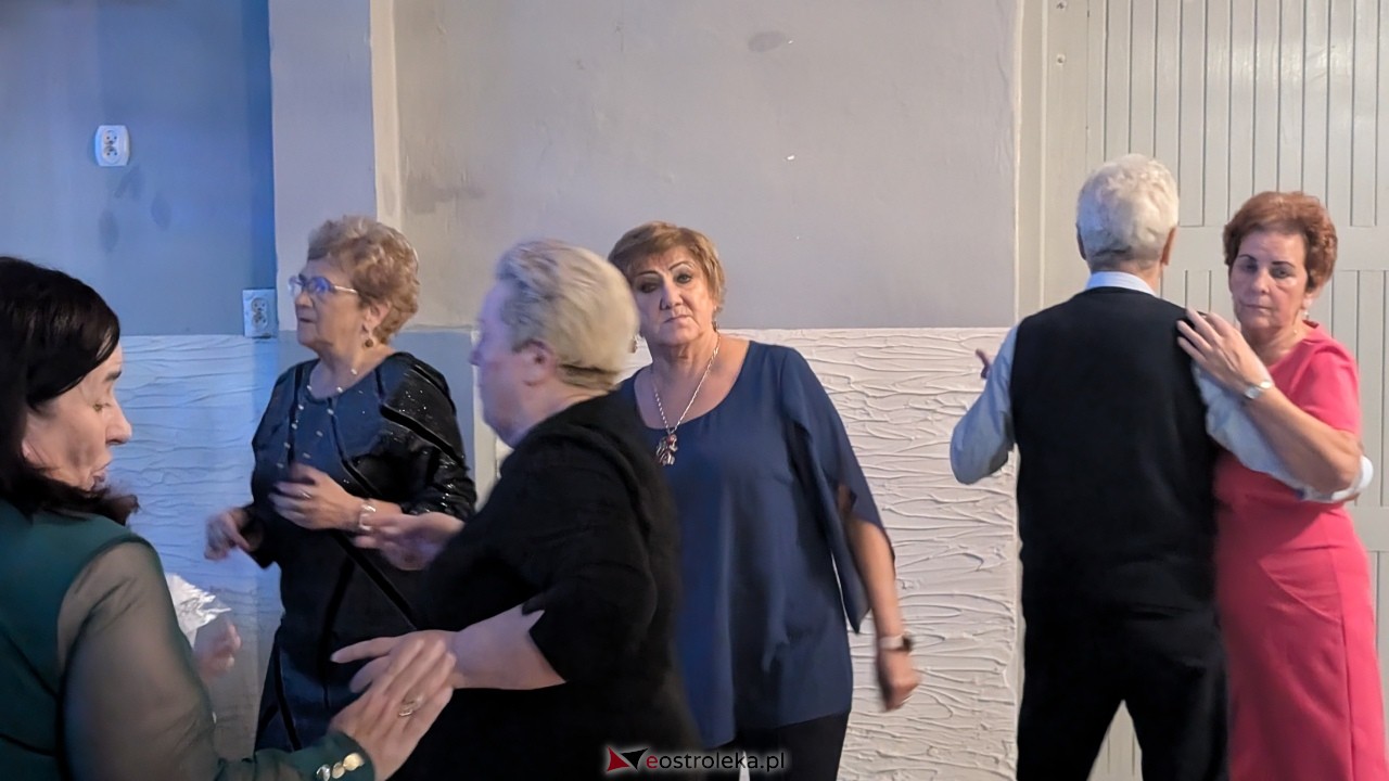 Potańcówka jak za dawnych lat i...  sto lat dla wójta Grali! Seniorzy rozgrzali parkiet w Zabielu [16.10.2025] - zdjęcie #43 - eOstroleka.pl