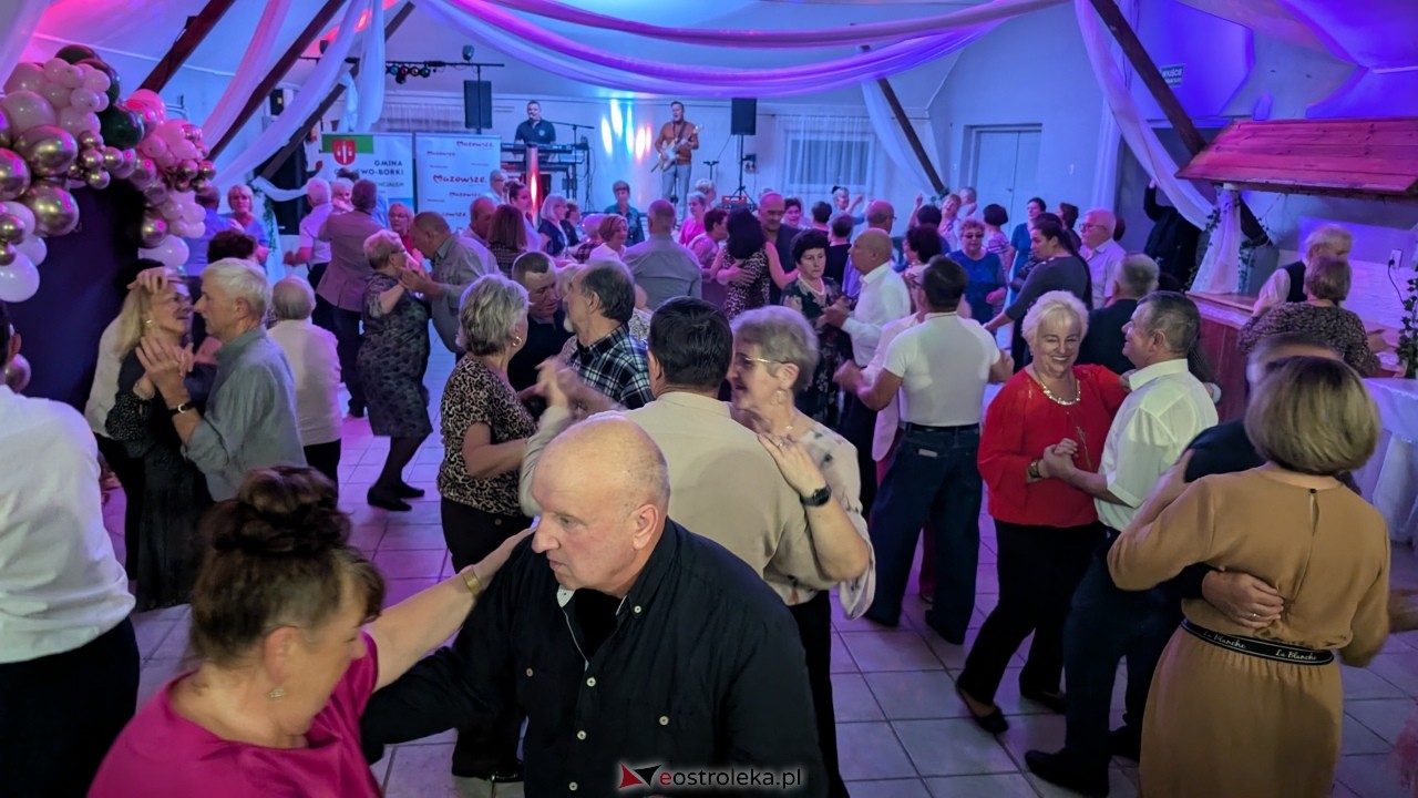 Potańcówka jak za dawnych lat i...  sto lat dla wójta Grali! Seniorzy rozgrzali parkiet w Zabielu [16.10.2025] - zdjęcie #42 - eOstroleka.pl