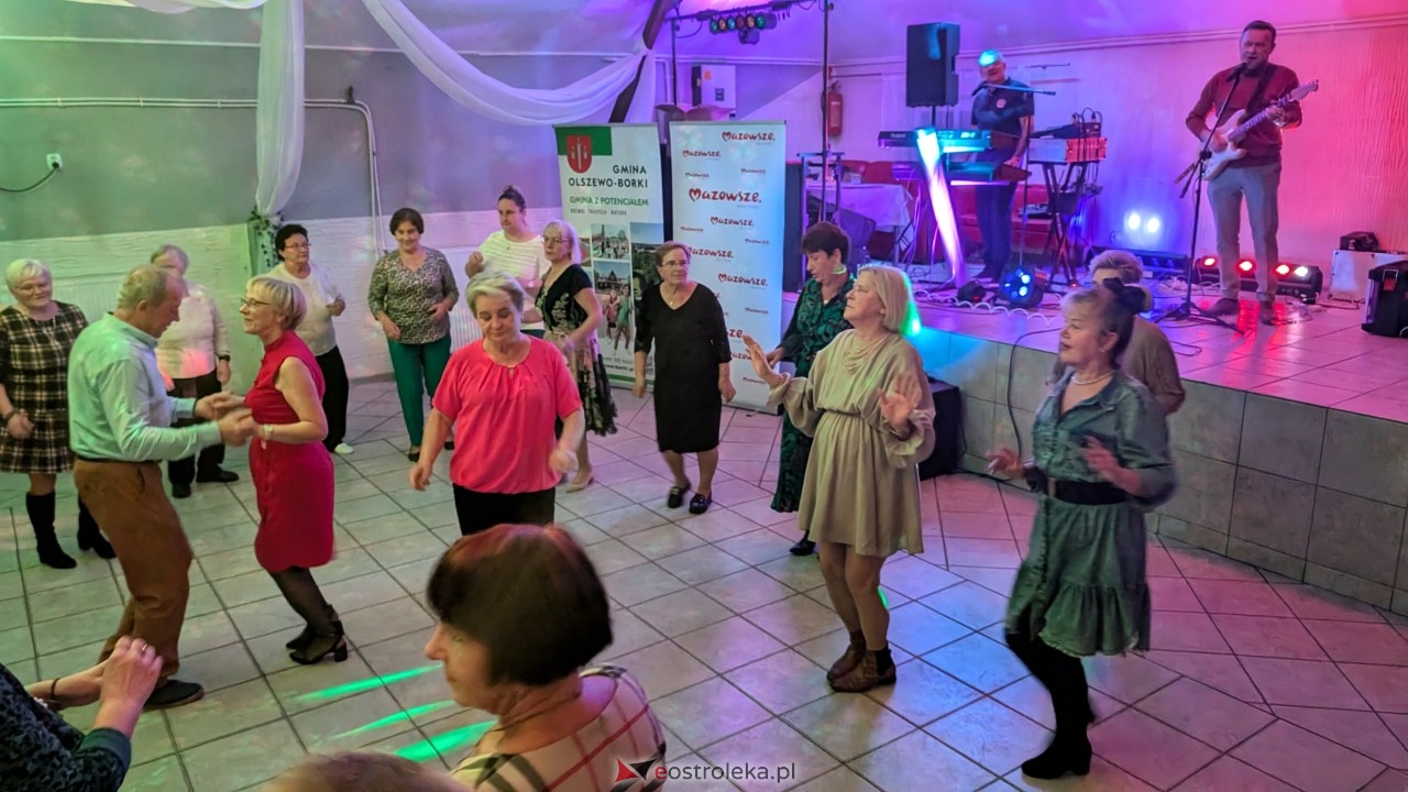Potańcówka jak za dawnych lat i...  sto lat dla wójta Grali! Seniorzy rozgrzali parkiet w Zabielu [16.10.2025] - zdjęcie #41 - eOstroleka.pl