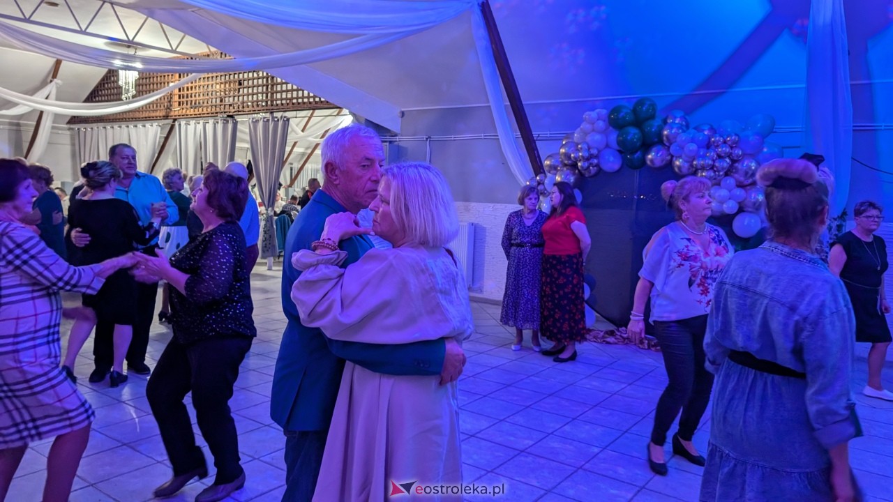 Potańcówka jak za dawnych lat i...  sto lat dla wójta Grali! Seniorzy rozgrzali parkiet w Zabielu [16.10.2025] - zdjęcie #39 - eOstroleka.pl