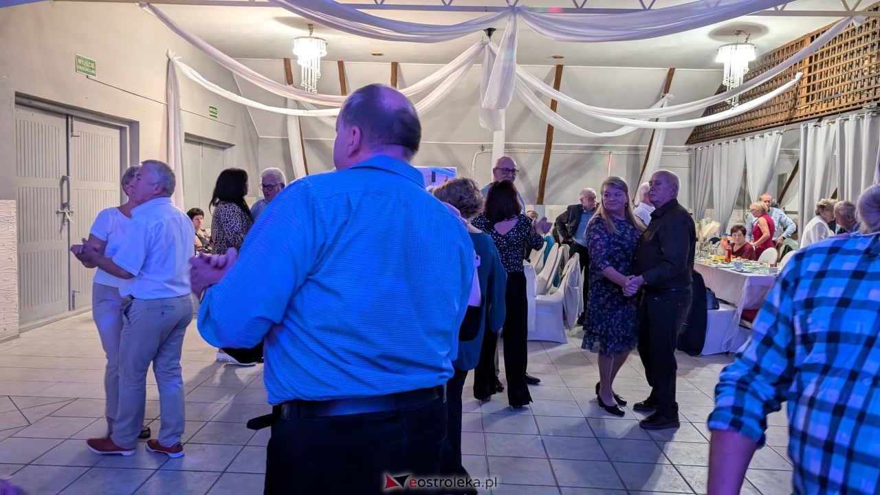 Potańcówka jak za dawnych lat i...  sto lat dla wójta Grali! Seniorzy rozgrzali parkiet w Zabielu [16.10.2025] - zdjęcie #38 - eOstroleka.pl