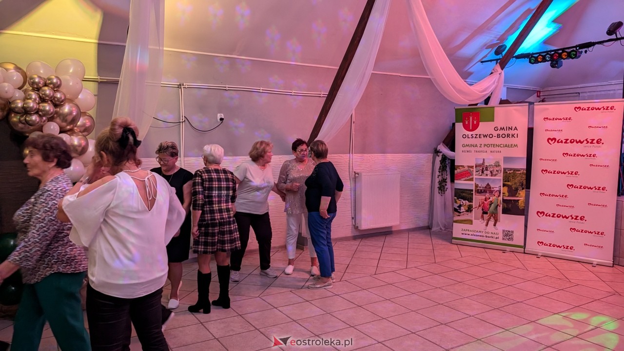 Potańcówka jak za dawnych lat i...  sto lat dla wójta Grali! Seniorzy rozgrzali parkiet w Zabielu [16.10.2025] - zdjęcie #37 - eOstroleka.pl