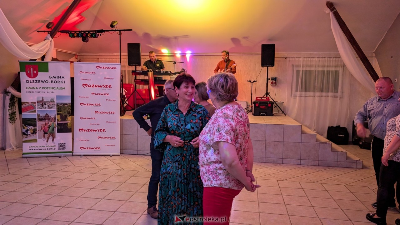 Potańcówka jak za dawnych lat i...  sto lat dla wójta Grali! Seniorzy rozgrzali parkiet w Zabielu [16.10.2025] - zdjęcie #36 - eOstroleka.pl