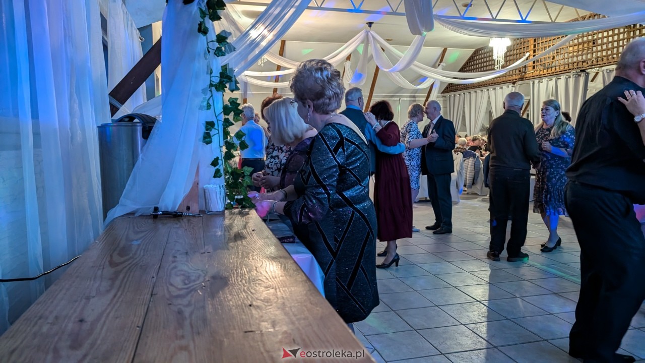 Potańcówka jak za dawnych lat i...  sto lat dla wójta Grali! Seniorzy rozgrzali parkiet w Zabielu [16.10.2025] - zdjęcie #34 - eOstroleka.pl