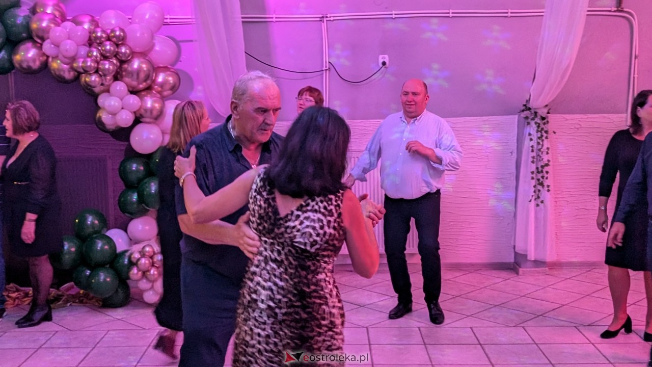 Potańcówka jak za dawnych lat i...  sto lat dla wójta Grali! Seniorzy rozgrzali parkiet w Zabielu [16.10.2025] - zdjęcie #33 - eOstroleka.pl
