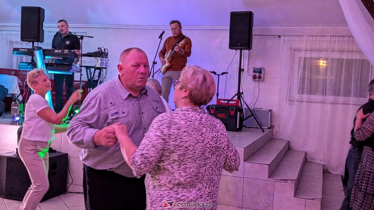 Potańcówka jak za dawnych lat i...  sto lat dla wójta Grali! Seniorzy rozgrzali parkiet w Zabielu [16.10.2025] - zdjęcie #32 - eOstroleka.pl