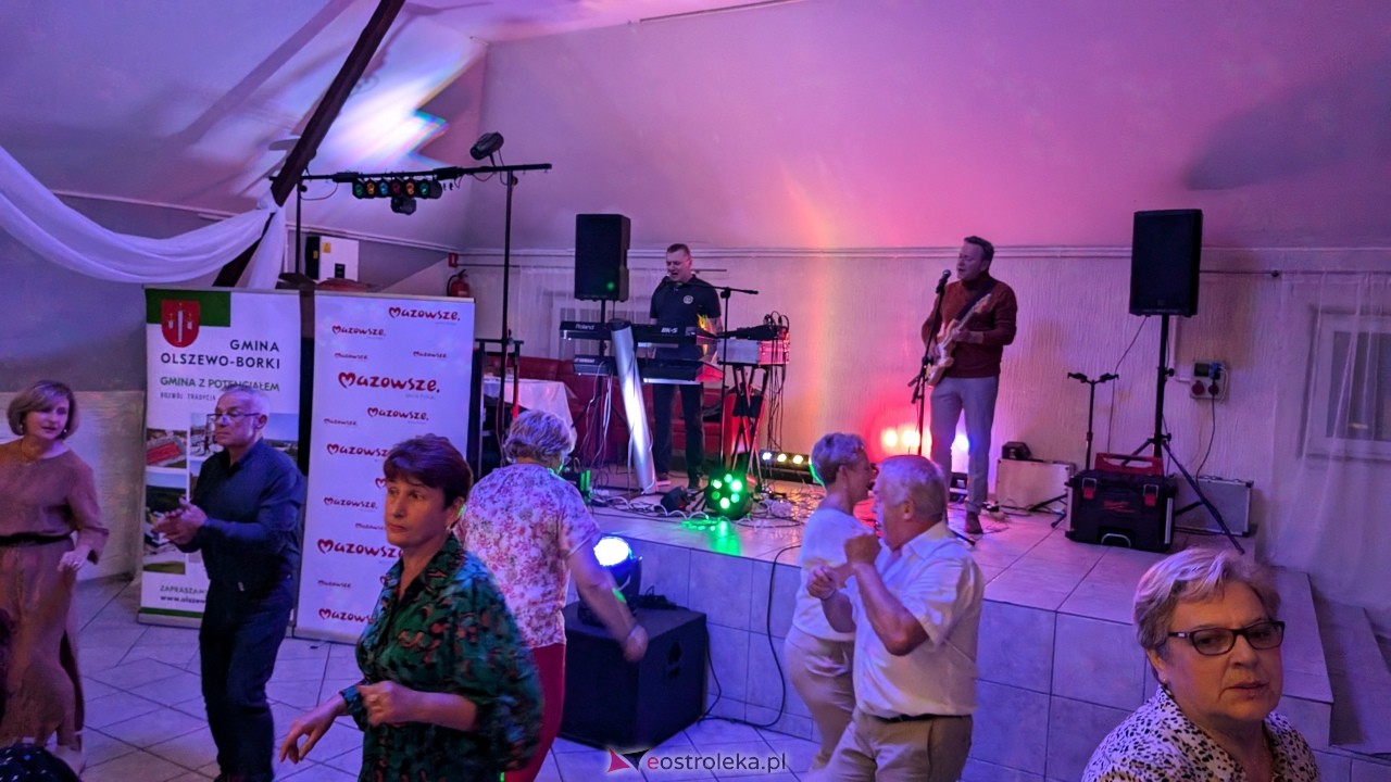 Potańcówka jak za dawnych lat i...  sto lat dla wójta Grali! Seniorzy rozgrzali parkiet w Zabielu [16.10.2025] - zdjęcie #30 - eOstroleka.pl