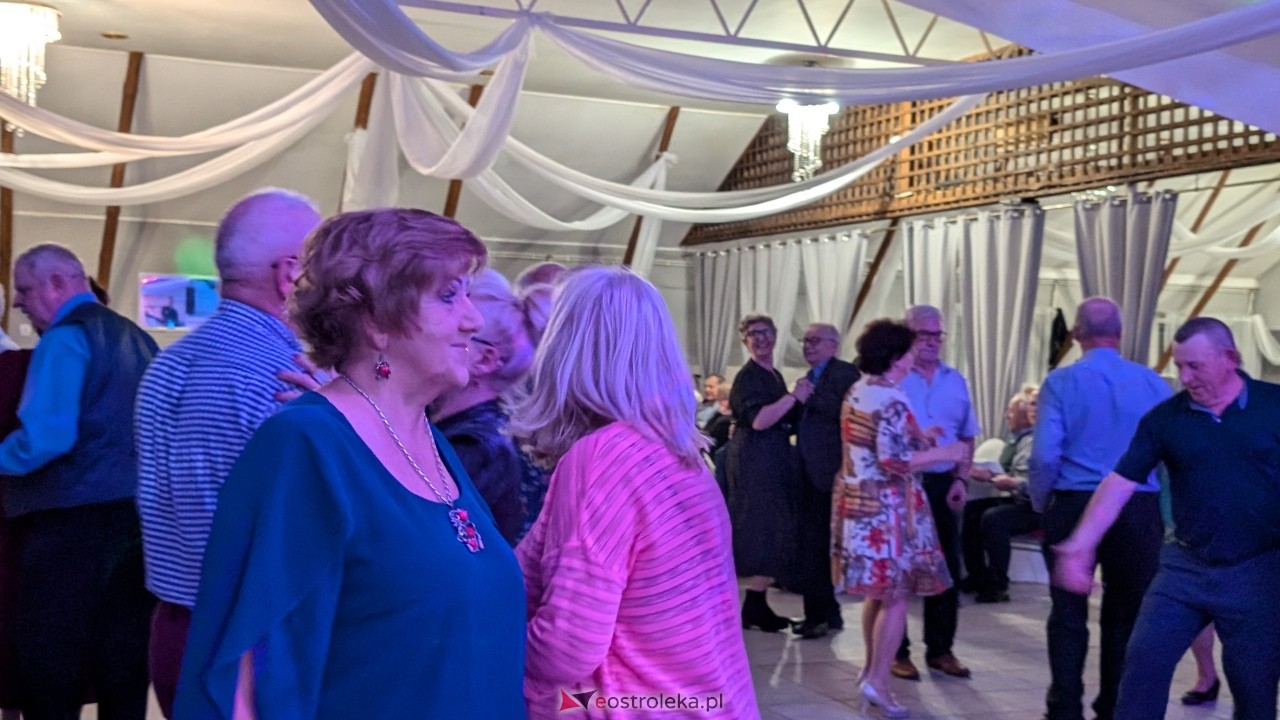 Potańcówka jak za dawnych lat i...  sto lat dla wójta Grali! Seniorzy rozgrzali parkiet w Zabielu [16.10.2025] - zdjęcie #28 - eOstroleka.pl