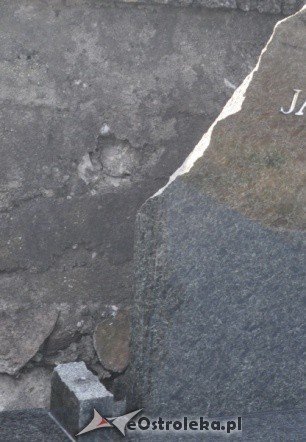 Wandal porozbijał nagrobki na cmentarzu w Rzekuniu. Straty są ogromne (26.X.2011) - zdjęcie #18 - eOstroleka.pl