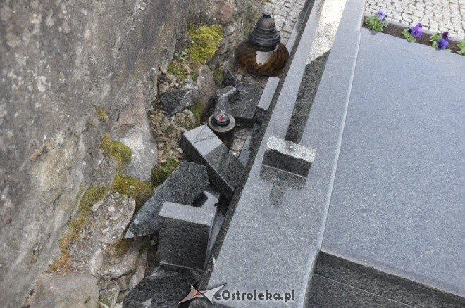 Wandal porozbijał nagrobki na cmentarzu w Rzekuniu. Straty są ogromne (26.X.2011) - zdjęcie #4 - eOstroleka.pl