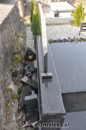Wandal porozbijał nagrobki na cmentarzu w Rzekuniu. Straty są ogromne (26.X.2011) - zdjęcie #5 - eOstroleka.pl