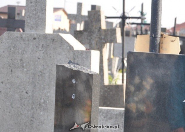 Wandal porozbijał nagrobki na cmentarzu w Rzekuniu. Straty są ogromne (26.X.2011) - zdjęcie #8 - eOstroleka.pl