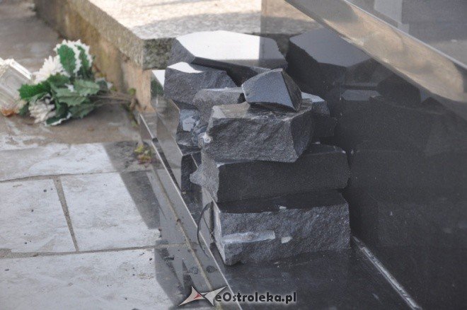Wandal porozbijał nagrobki na cmentarzu w Rzekuniu. Straty są ogromne (26.X.2011) - zdjęcie #11 - eOstroleka.pl