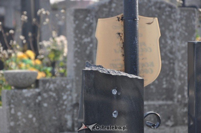 Wandal porozbijał nagrobki na cmentarzu w Rzekuniu. Straty są ogromne (26.X.2011) - zdjęcie #11 - eOstroleka.pl