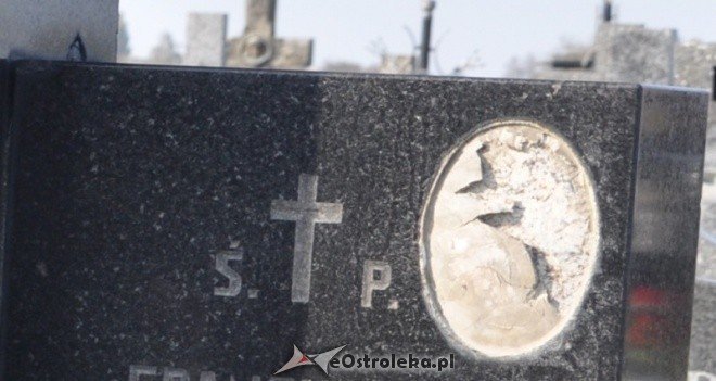 Wandal porozbijał nagrobki na cmentarzu w Rzekuniu. Straty są ogromne (26.X.2011) - zdjęcie #12 - eOstroleka.pl
