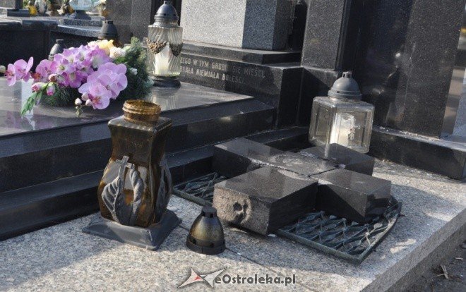 Wandal porozbijał nagrobki na cmentarzu w Rzekuniu. Straty są ogromne (26.X.2011) - zdjęcie #14 - eOstroleka.pl