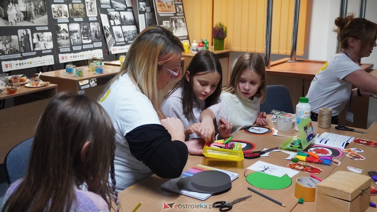Noc bibliotek 2025: ogromny sukces Miejskiej Biblioteki Publicznej w Ostrołęce! [17.10.2025] - zdjęcie #48 - eOstroleka.pl