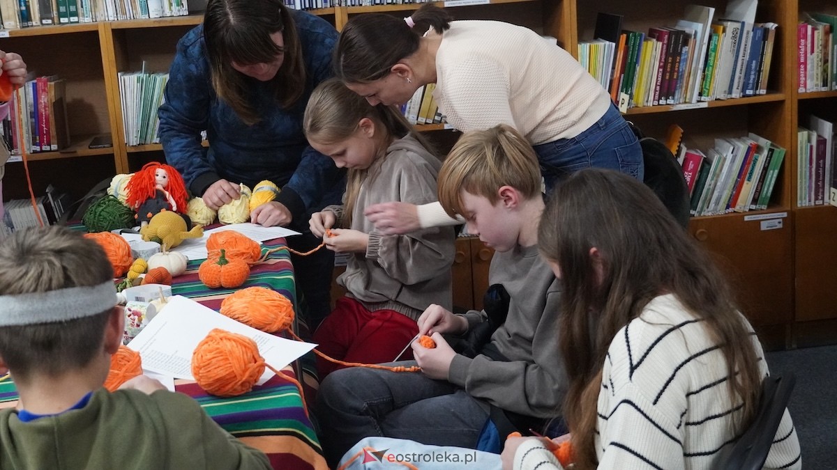 Noc bibliotek 2025: ogromny sukces Miejskiej Biblioteki Publicznej w Ostrołęce! [17.10.2025] - zdjęcie #46 - eOstroleka.pl