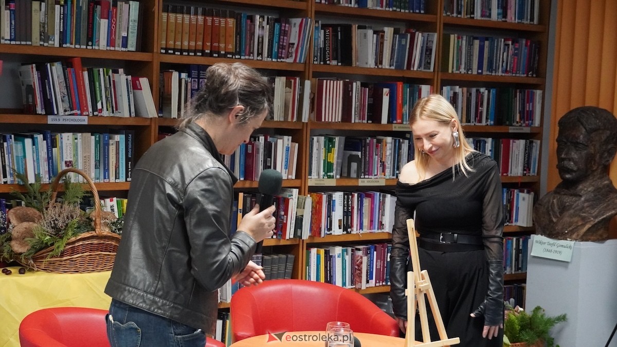 Noc bibliotek 2025: ogromny sukces Miejskiej Biblioteki Publicznej w Ostrołęce! [17.10.2025] - zdjęcie #18 - eOstroleka.pl
