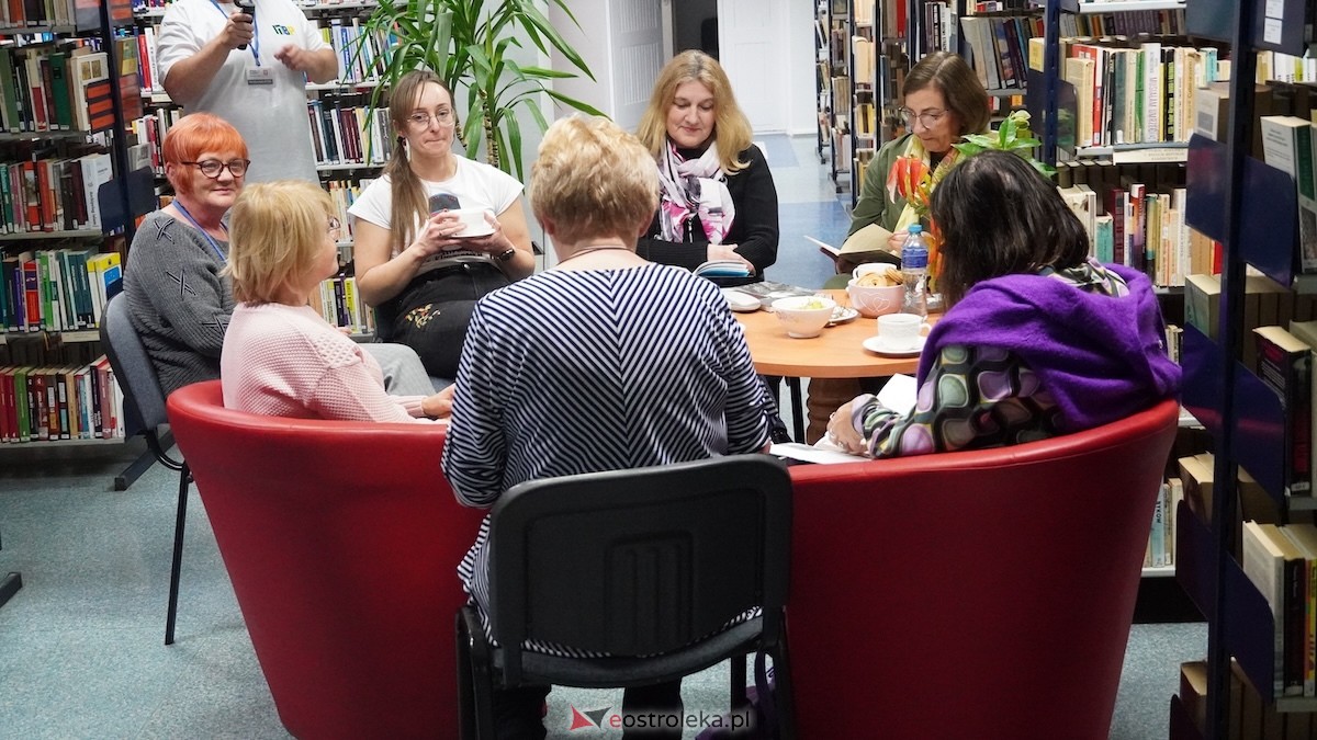 Noc bibliotek 2025: ogromny sukces Miejskiej Biblioteki Publicznej w Ostrołęce! [17.10.2025] - zdjęcie #12 - eOstroleka.pl