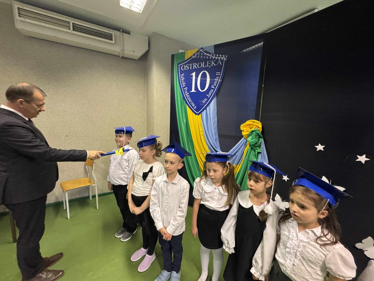 Pasowanie na ucznia w SP 10 w Ostrołęce 2025 - zdjęcie #63 - eOstroleka.pl