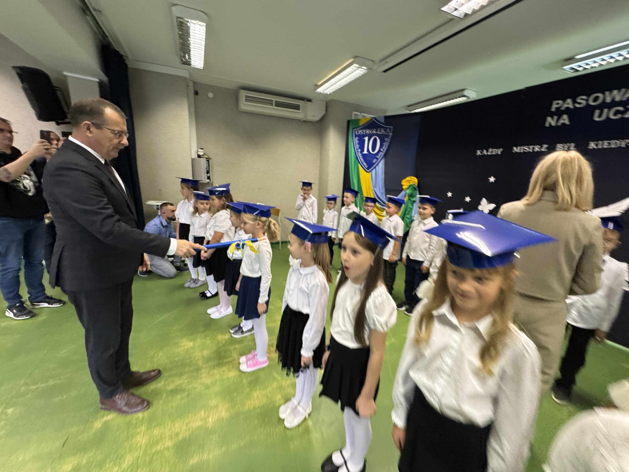 Pasowanie na ucznia w SP 10 w Ostrołęce 2025 - zdjęcie #61 - eOstroleka.pl
