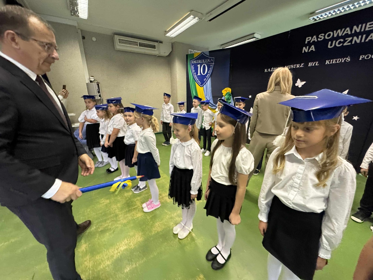 Pasowanie na ucznia w SP 10 w Ostrołęce 2025 - zdjęcie #57 - eOstroleka.pl