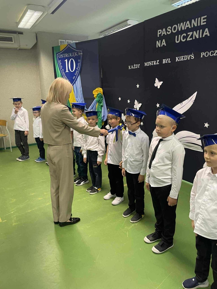Pasowanie na ucznia w SP 10 w Ostrołęce 2025 - zdjęcie #56 - eOstroleka.pl