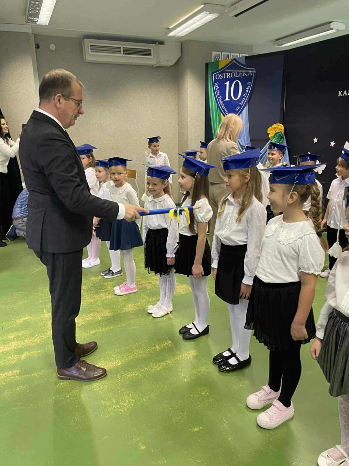 Pasowanie na ucznia w SP 10 w Ostrołęce 2025 - zdjęcie #49 - eOstroleka.pl